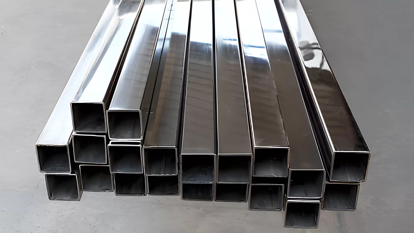 Piezas de aluminio con satinado lineal y pulido brillante