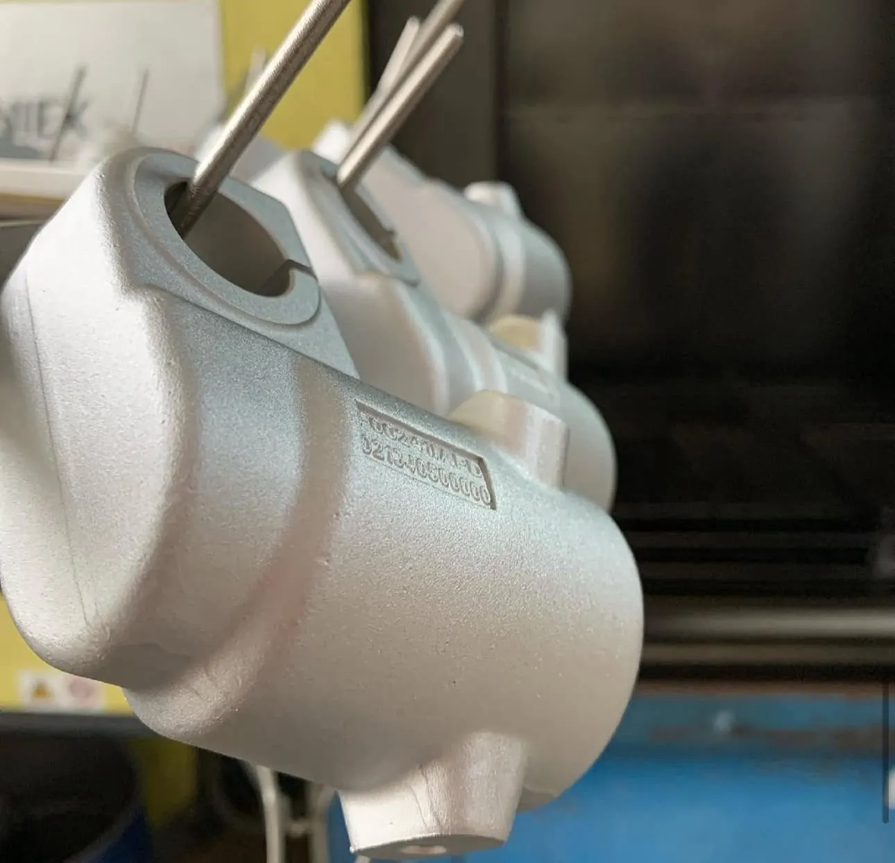 Pieza de aluminio recién granallada, con acabado mate uniforme